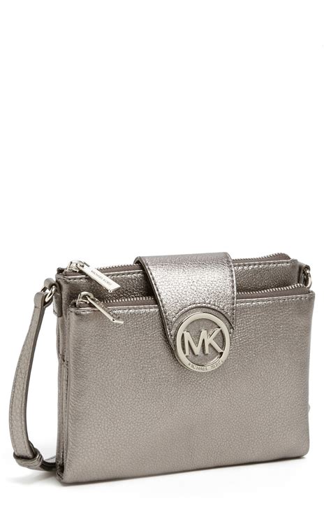 michael kors umhängetasche sklon clutch silber|Michael Kors silver crossbody bag.